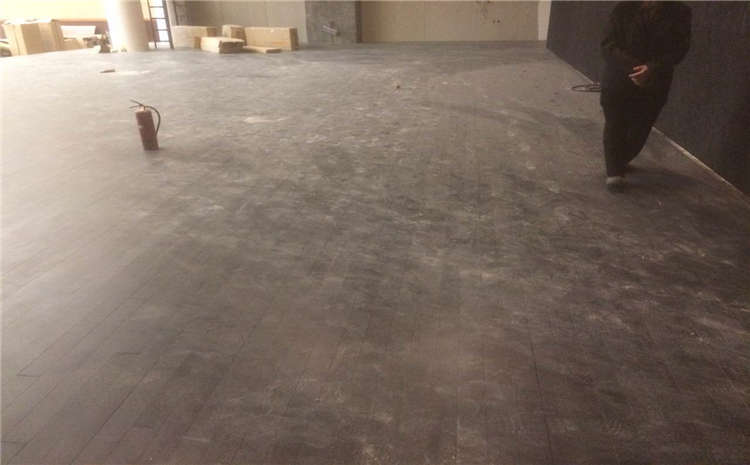 學(xué)校木地板籃球場(chǎng)怎么維修？