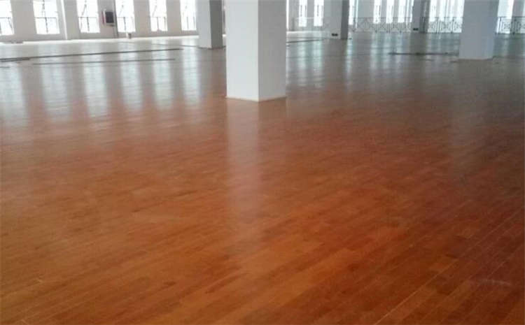 專業的木地板籃球場造價是的多少？