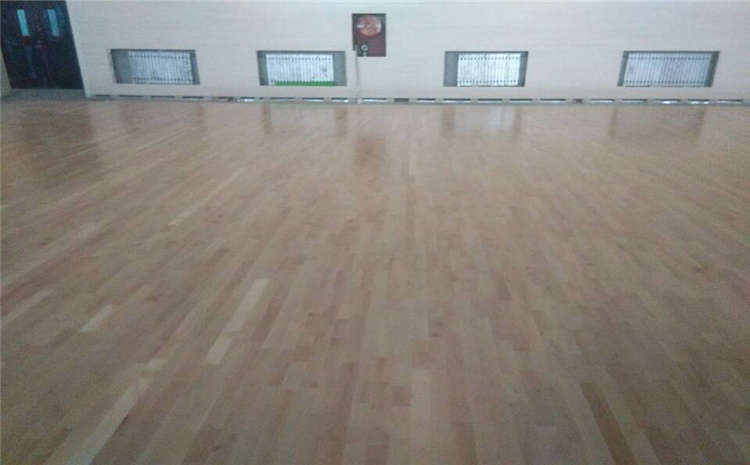 五角楓風(fēng)雨操場(chǎng)地板怎么維修？