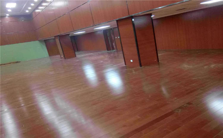 體育木地板為什么一會響一會不響?