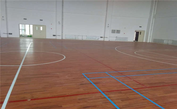 五角楓排球館木地板怎么翻新？