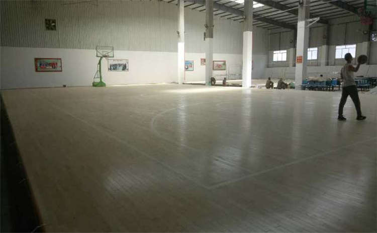 柞木體育館實木地板價格是多少錢？