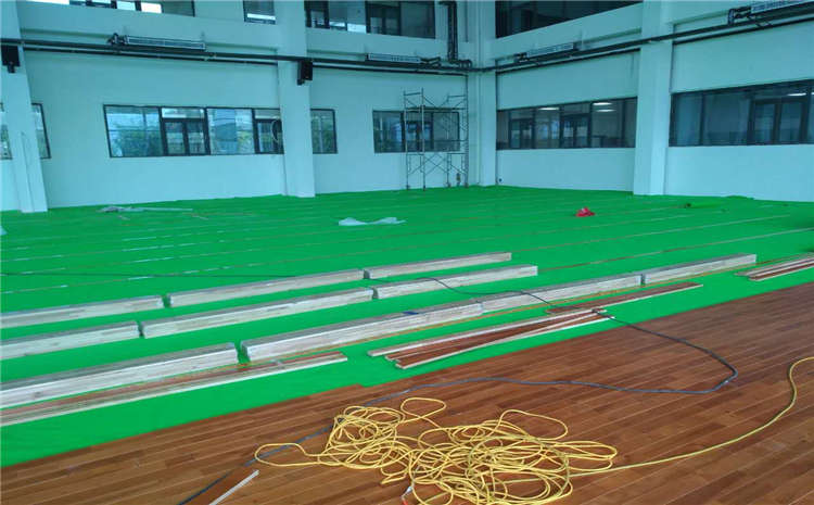 籃球場木地板變色的原因