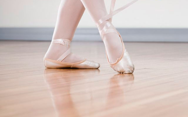 24厚乒乓球館木地板怎么翻新？