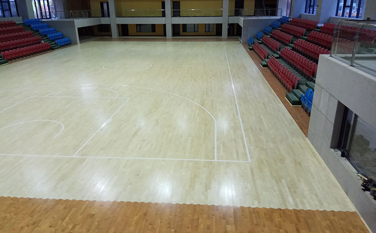 柞木體育館實木地板價格是多少錢？