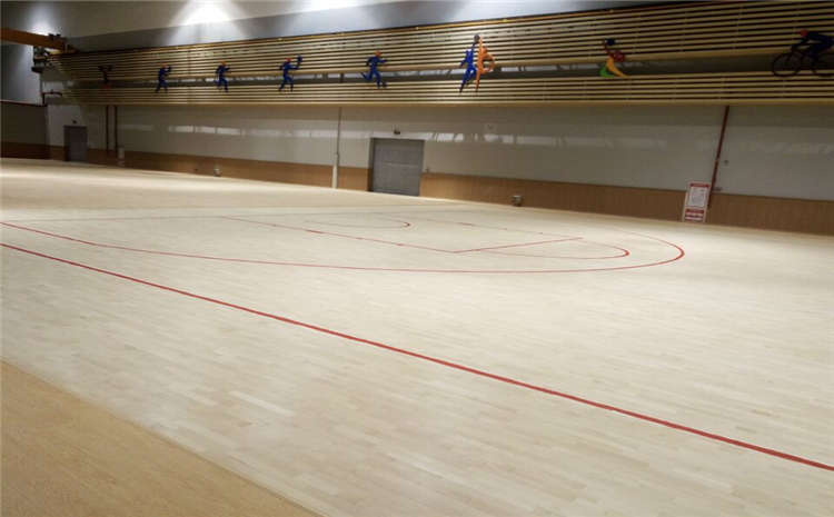 學校籃球館木地板有什么特點？