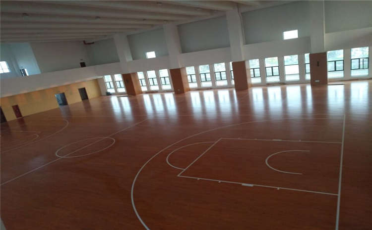 五角楓籃球場(chǎng)地木地板怎么翻新？
